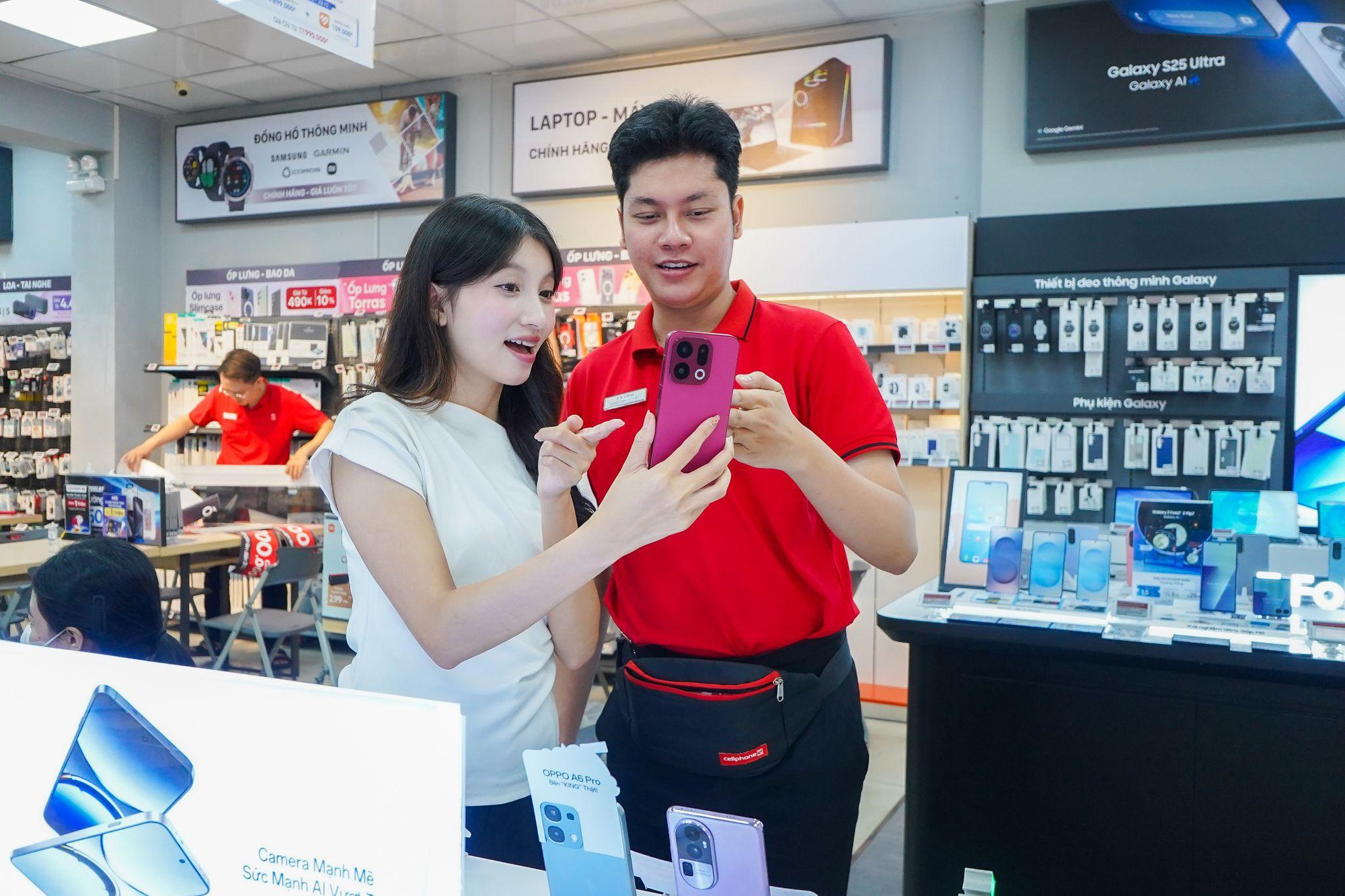 Khách hàng trải nghiệm Oppo Find X9 mới tại cửa hàng